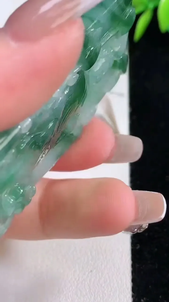 天然A货翡翠阿弥陀佛吊坠，尺寸60-32.3-5.8，重量:30.16g
12月10日