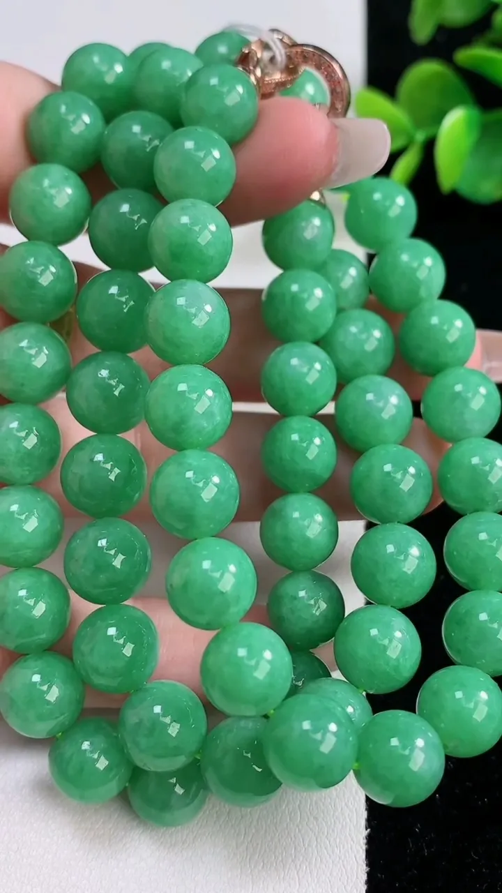 天然A货翡翠圆珠项链，尺寸9.7-61颗，重量:91.35g12月10日
工厂直销收藏佳品,种好水足，色泽均匀，有种有色，上手高大气！