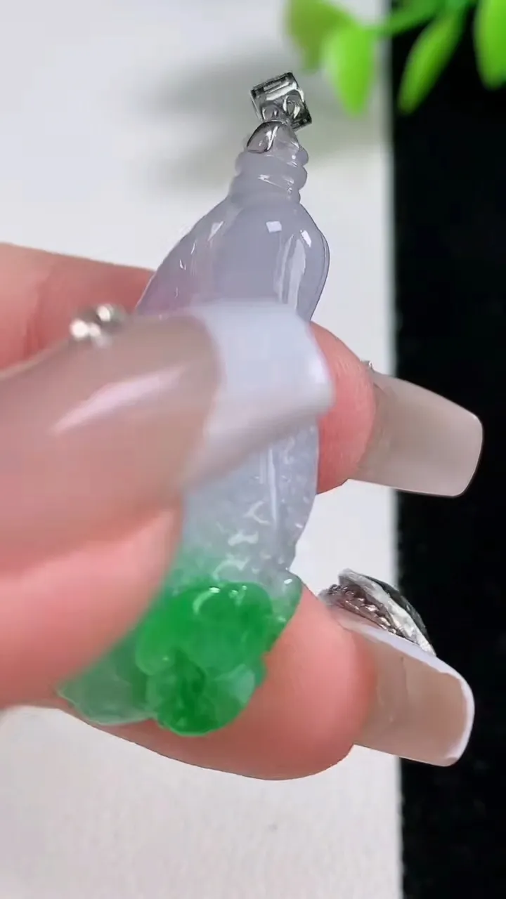 天然A货翡翠白菜吊坠，尺寸38-18.7-10，重量:9.82g
12月10日