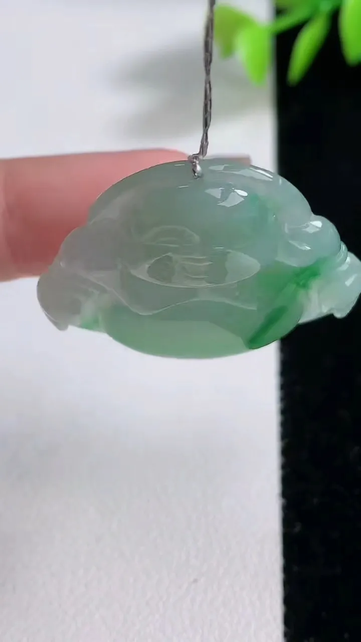 天然A货翡翠金枝玉叶 叶子吊坠，尺寸57.8-45.8-27.4-7.4，重量:11.28g
12月10日