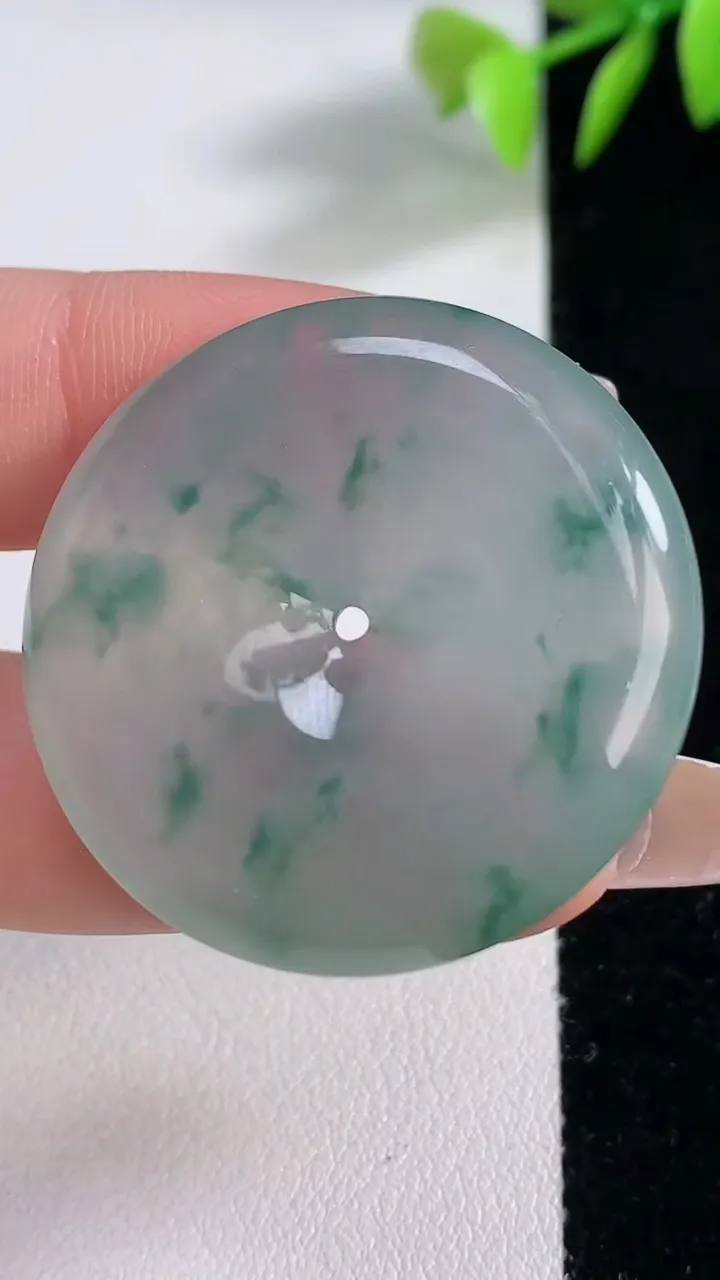 天然A货翡翠种飘花平安扣吊坠，尺寸34.7-6.3，重量:17.59g
12月10日