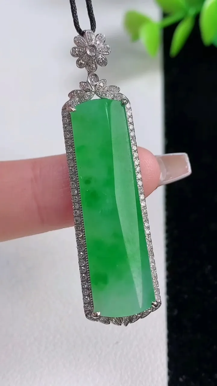 天然A货翡翠无事牌吊坠，尺寸47-12.6-5.9，裸石34.8-10.4重量:5.96g
12月1