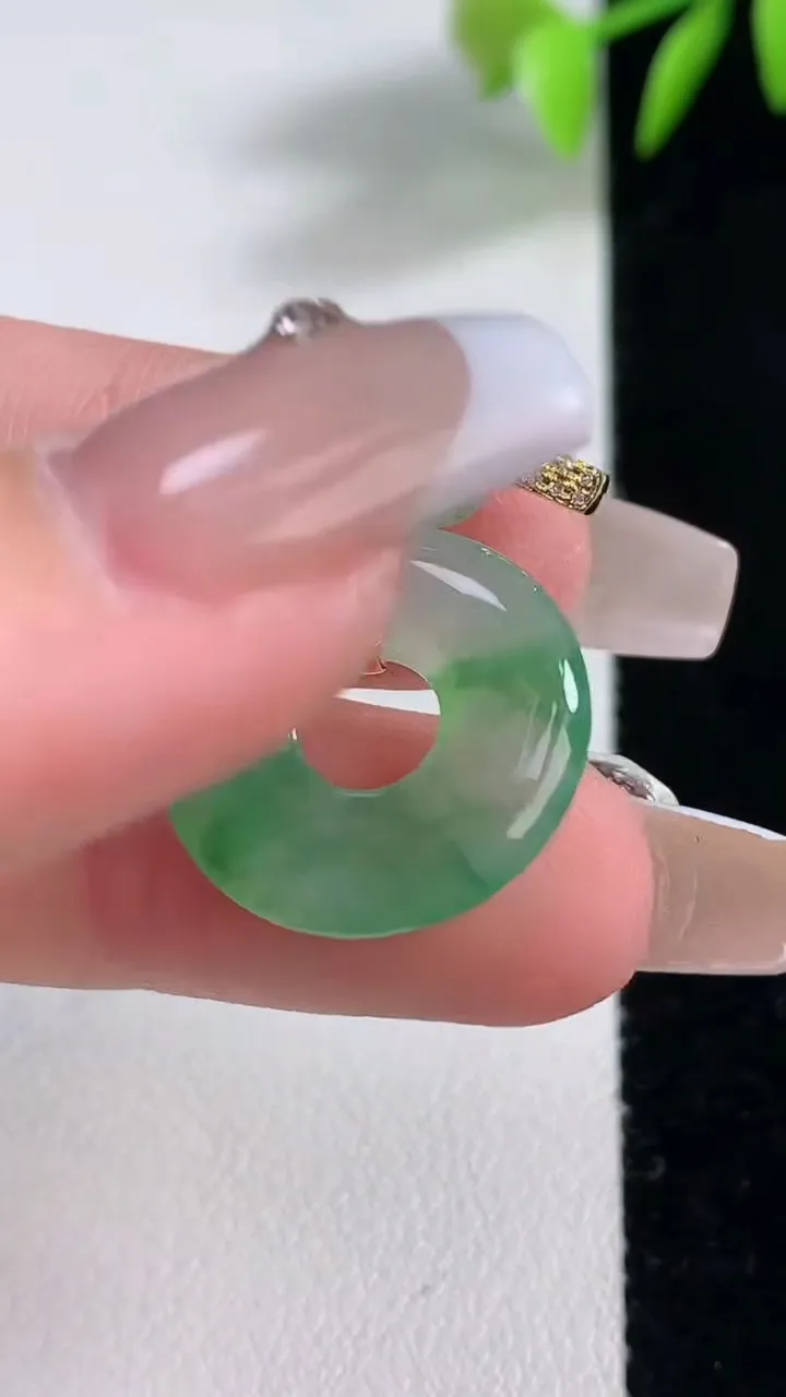 天然A货翡翠平安环吊坠，尺寸18.5-3.3，重量:2.97g
12月10日