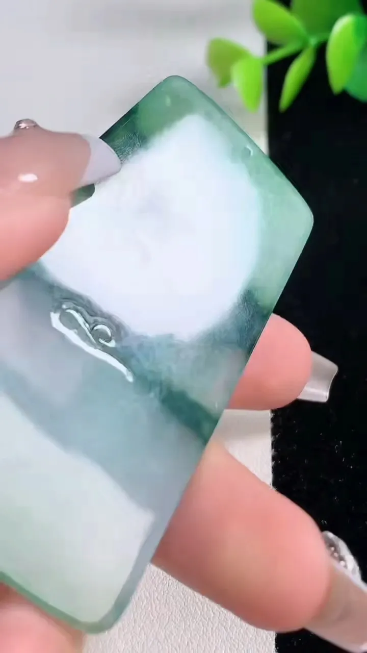 天然A货翡翠大日如来吊坠，尺寸66.2-39-4，重量:27.37g
12月10日