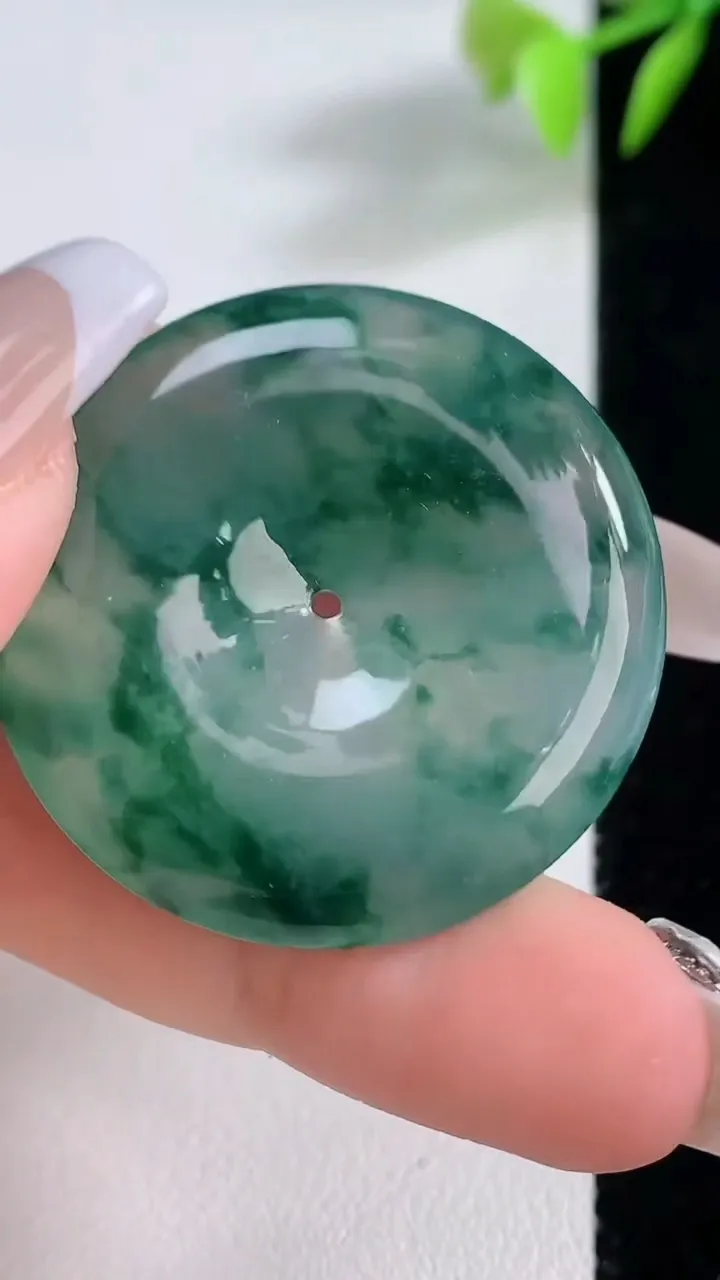 天然A货翡翠种飘花平安扣吊坠，尺寸34.2-6.3，重量:16.63g
12月10日