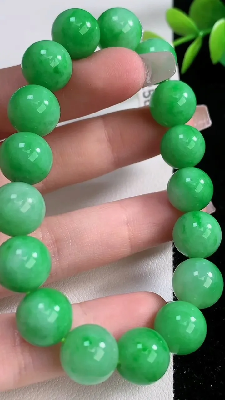 天然A货翡翠圆珠手串，尺寸11.2-17颗，重量:43.27g12月10日
工厂直销收藏佳品,种好水足，色泽均匀，有种有色，上手高大气！