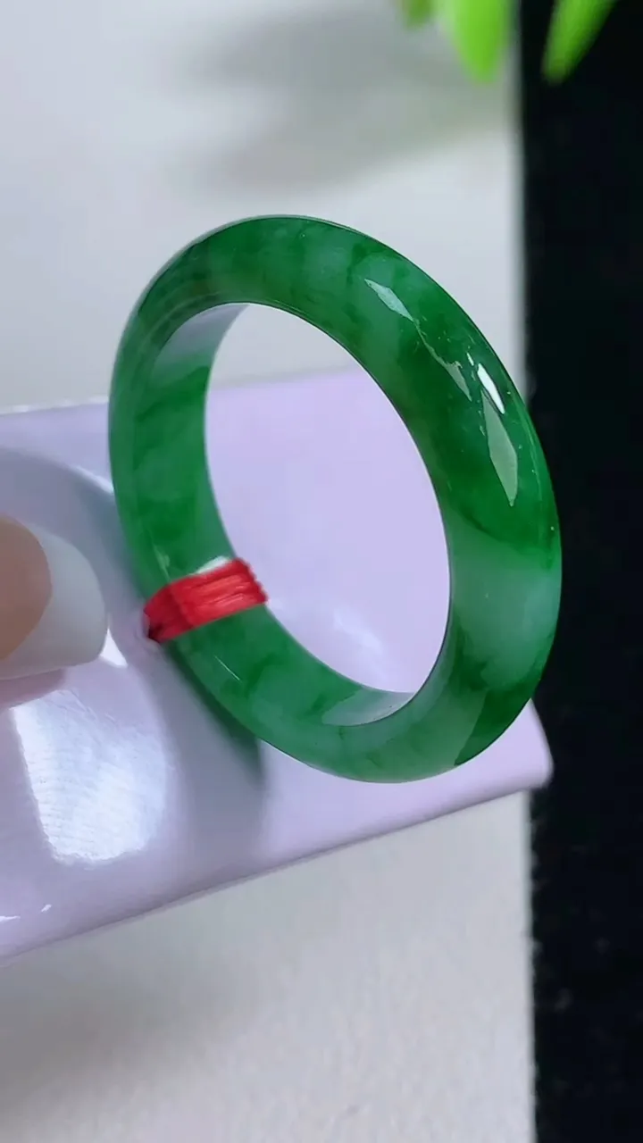 天然A货翡翠指环戒指，尺寸20.7-4.8-3.2，重量:5.33g2025年12月10日
工厂直销