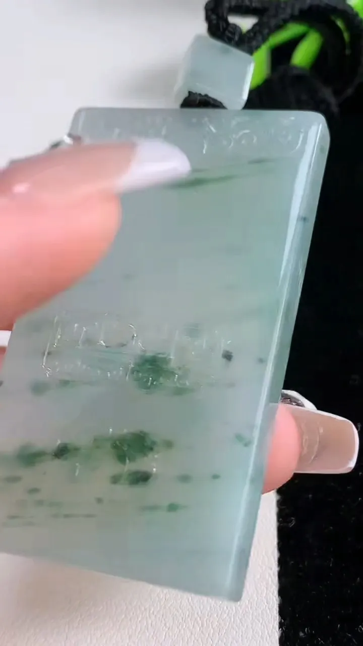 天然A货翡翠种飘花仿古无事牌吊坠，尺寸56.5-32.8-5.9，重量:41.44g
12月10日