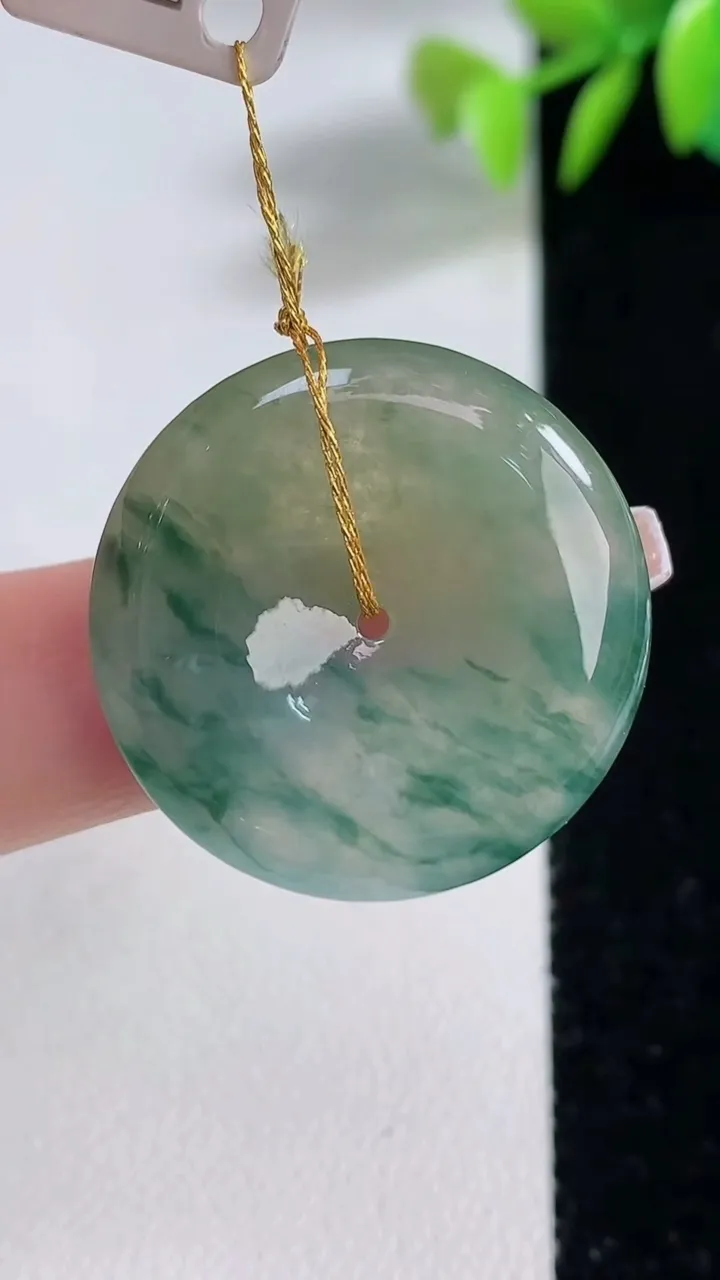 天然A货翡翠冰种飘花平安扣吊坠，尺寸26.8-5.2，重量:8.01g
12月10日