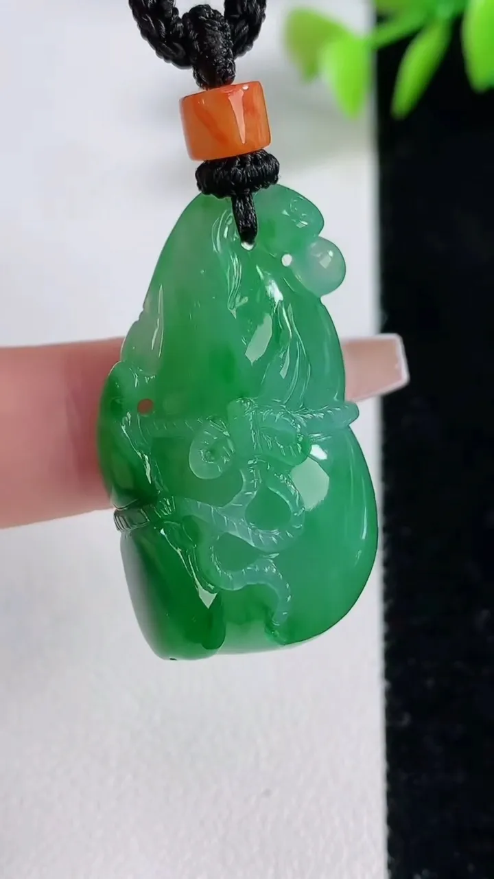 天然A货翡翠葫芦吊坠，尺寸34.7-18.9-11.4，重量:15.79g
12月10日