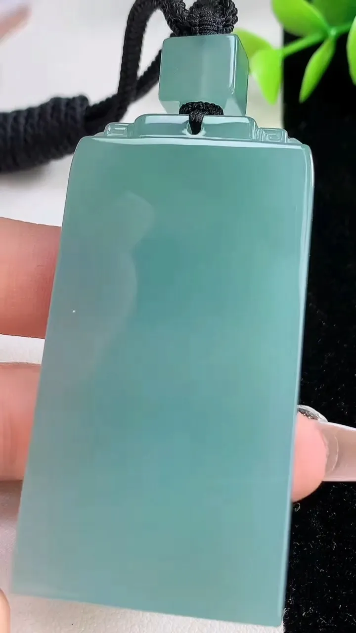 天然A货翡翠无事牌吊坠，尺寸61.2-31.2-8，重量:56.48g
12月10日