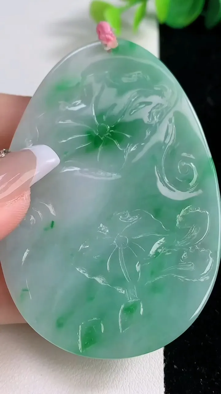 天然A货翡翠一念之间吊坠，尺寸70-48.3-5.6，重量:42.12g
12月10日