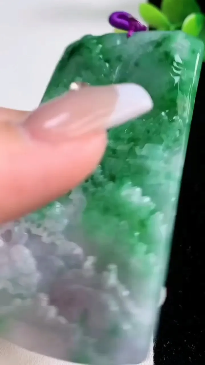 天然A货翡翠山水牌吊坠，尺寸72.4-47.5-6.2，重量:46.61g
12月10日