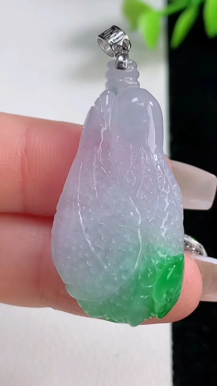 天然A货翡翠白菜吊坠，尺寸38-18.7-10，重量:9.82g
12月10日