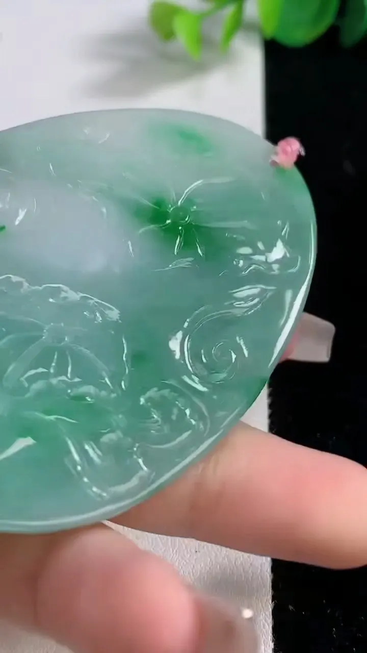 天然A货翡翠一念之间吊坠，尺寸70-48.3-5.6，重量:42.12g
12月10日