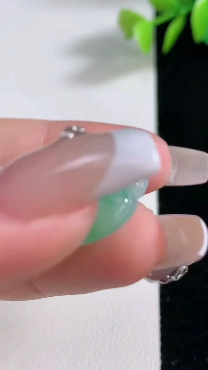 天然A货翡翠佛公吊坠，尺寸23.2-29.7-5.3，重量:6.38g
12月10日