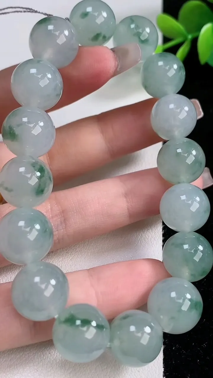 天然A货翡翠种飘花圆珠手串，尺寸12.7-16颗，重量:58.17g12月10日
工厂直销收藏佳品,种好水足，色泽均匀，有种有色，上手高大气！