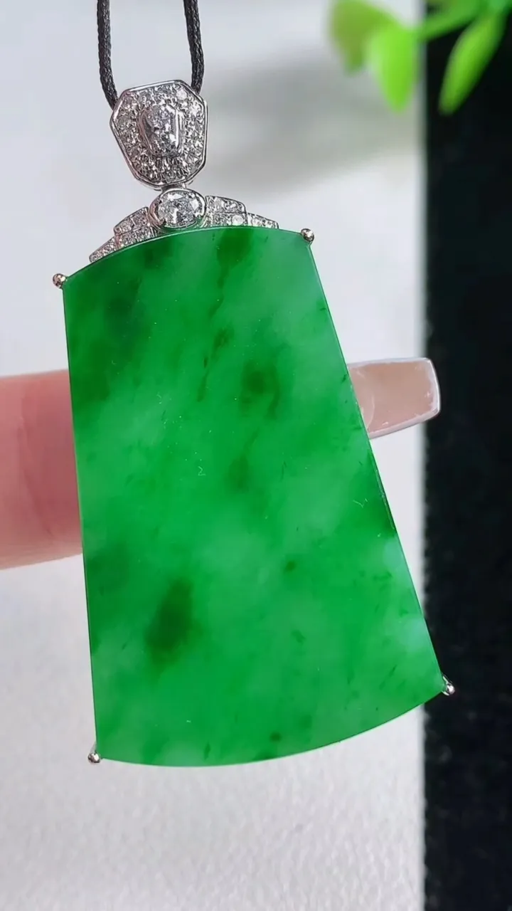 天然A货翡翠无事牌吊坠，尺寸43-33.7-21.4-5.9，重量:8.00g
12月10日