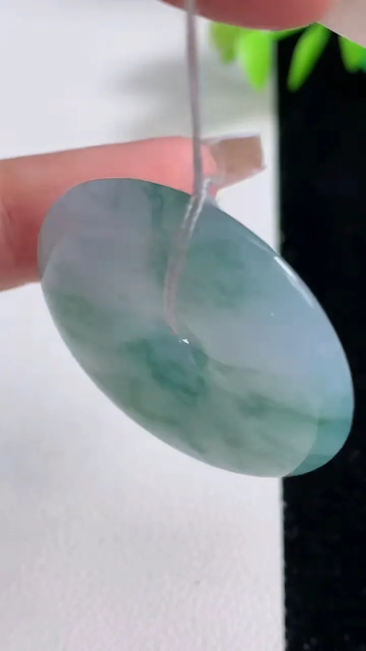 天然A货翡翠冰种飘花平安扣吊坠，尺寸33.2-6，重量:15.14g
12月10日