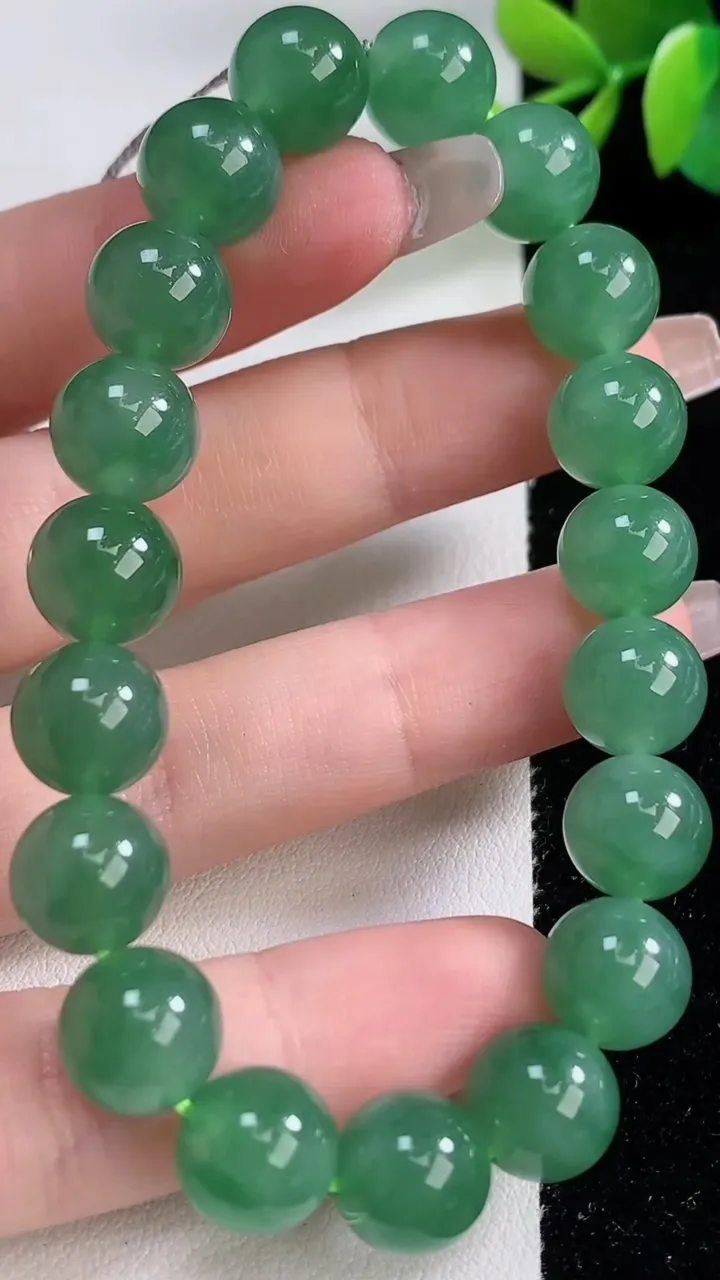 天然A货翡翠圆珠手串，尺寸9.8-19颗，重量:33.29g12月10日
工厂直销收藏佳品,种好水足，色泽均匀，有种有色，上手高大气！