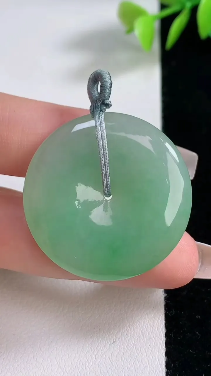 天然A货翡翠平安扣吊坠，尺寸32.8-5.7，重量:12.50g
12月10日