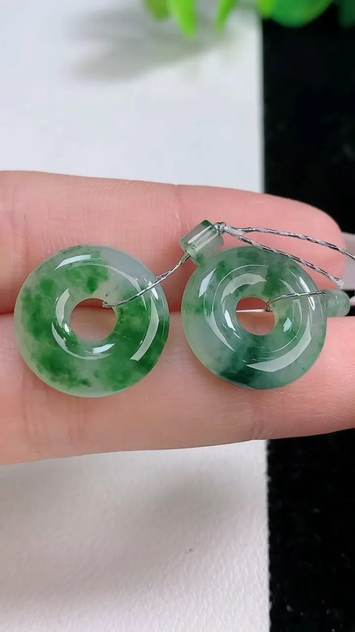 天然A货翡翠冰种飘花平安环吊坠一对，尺寸16.6-3.8，重量:4.90g
12月10日