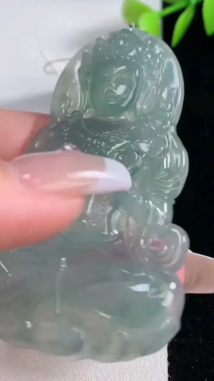 天然A货翡翠度母观音吊坠，尺寸68.5-39.6-4.6，重量:24.92g
12月10日