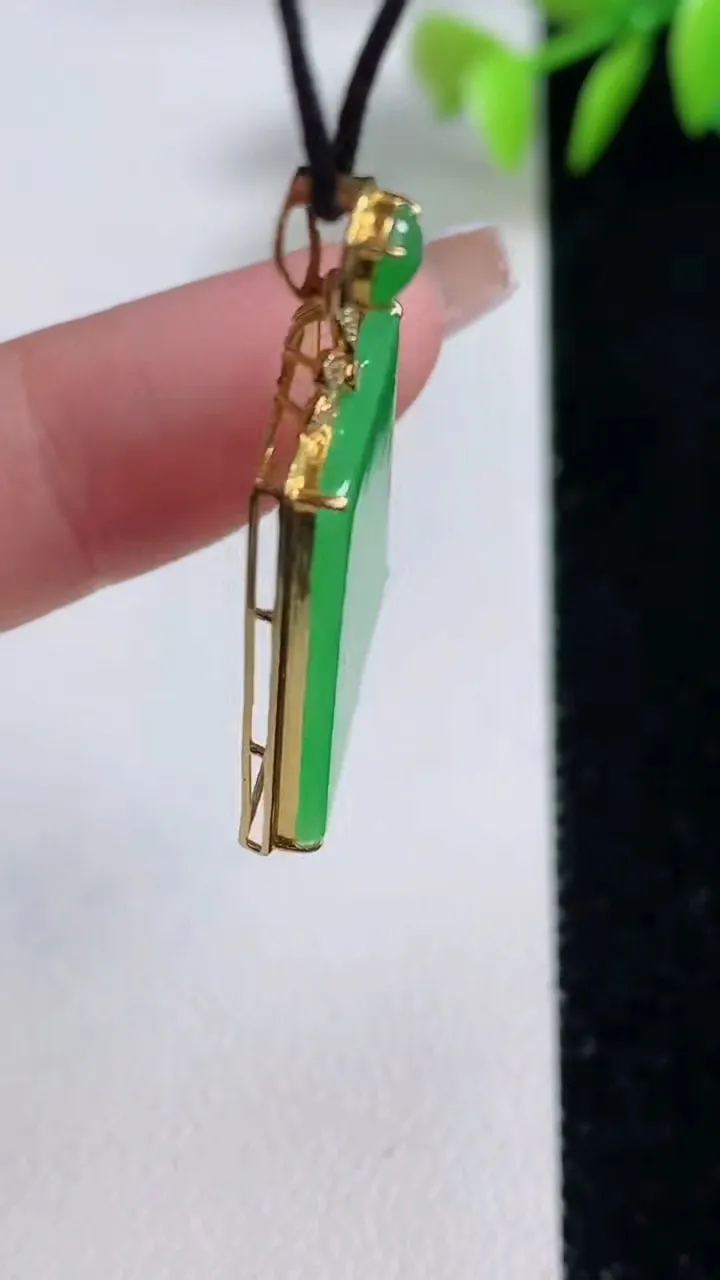 天然A货翡翠无事牌吊坠，尺寸30.7-18.5-3.7，裸石21-18重量:3.52g
12月10日