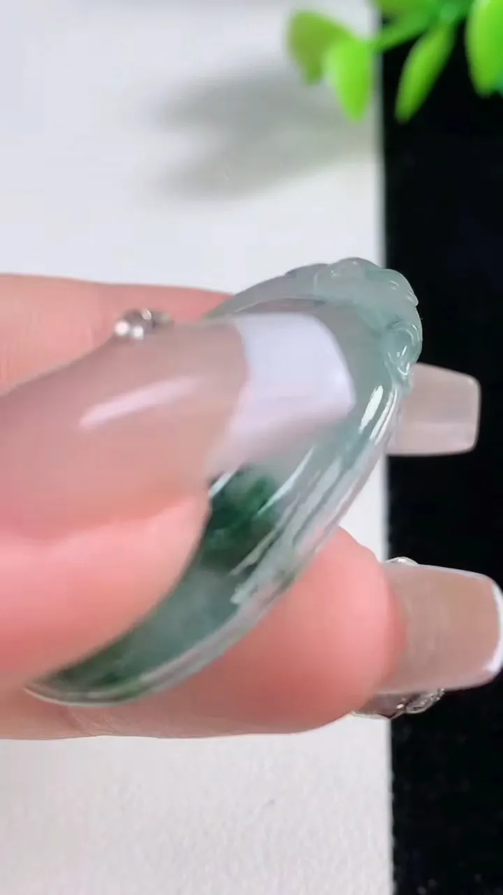 天然A货翡翠冰种飘花如意吊坠，尺寸37-23.6-3.4，重量:6.87g
12月10日