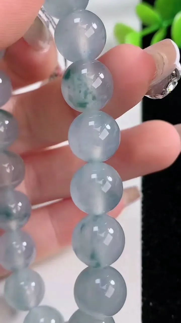 天然A货翡翠种飘花圆珠手串，尺寸10.4-19颗，重量:38.30g12月10日
工厂直销收藏佳品,种好水足，色泽均匀，有种有色，上手高大气！