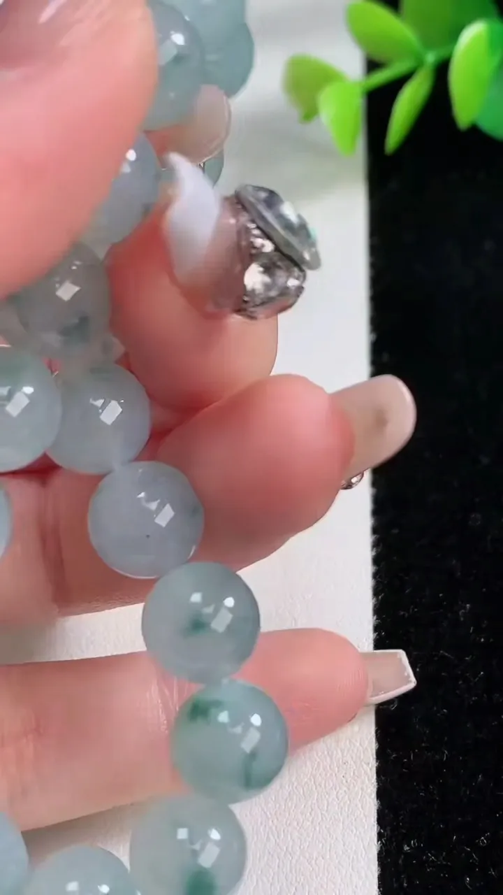 天然A货翡翠种飘花圆珠手串，尺寸9.8-19颗，重量:33.11g12月10日
工厂直销收藏佳品,种好水足，色泽均匀，有种有色，上手高大气！