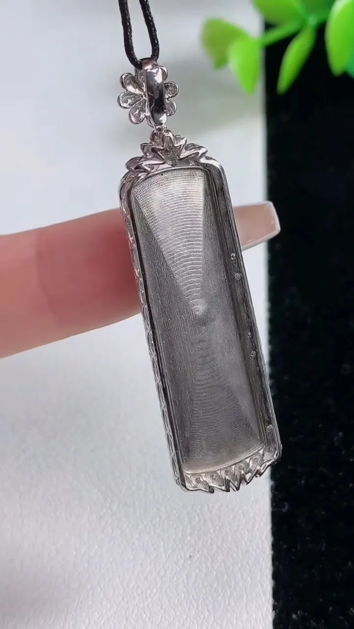 天然A货翡翠无事牌吊坠，尺寸47-12.6-5.9，裸石34.8-10.4重量:5.96g
12月10日