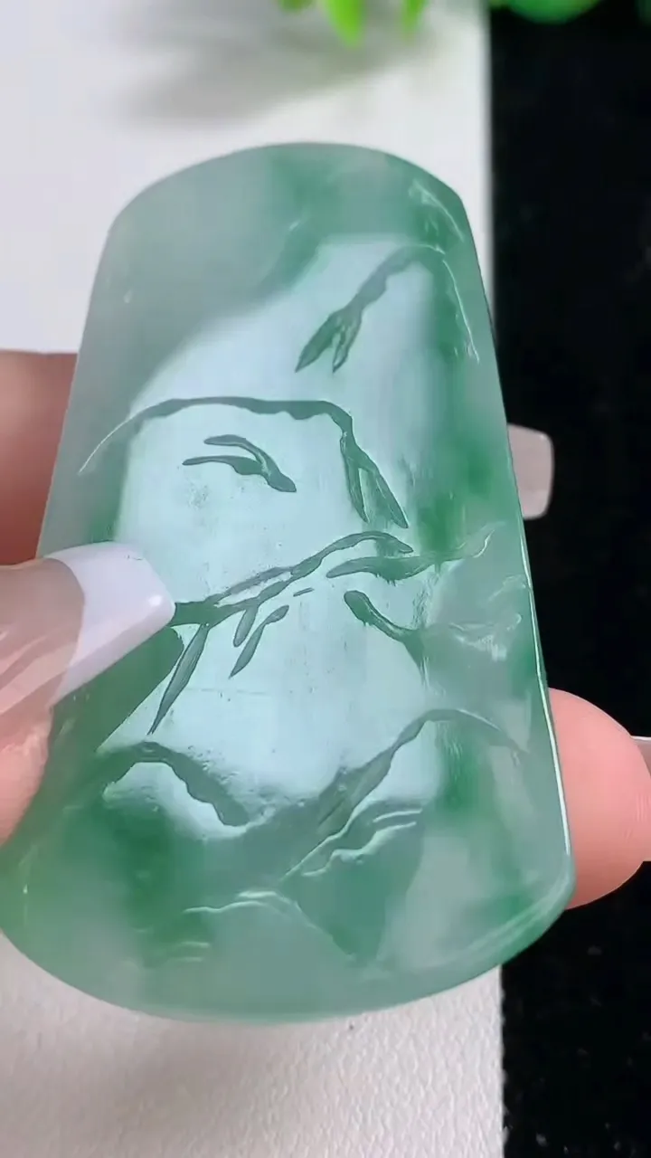 天然A货翡翠山水牌吊坠，尺寸59.4-32.6-4.6，重量:20.93g
12月10日