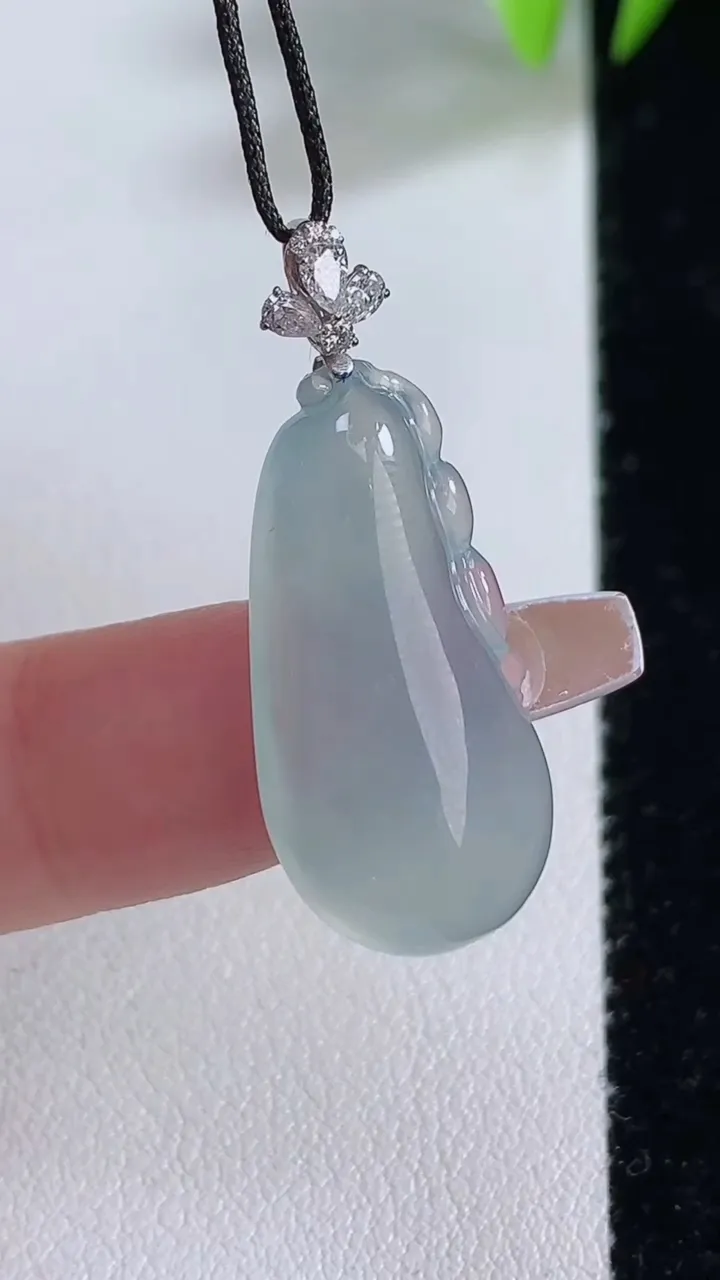 天然A货翡翠福瓜吊坠，尺寸26.6-12.6-5.4，重量:3.43g
12月10日