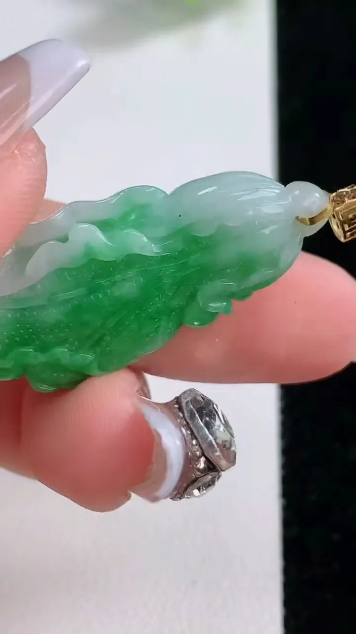 天然A货翡翠白菜吊坠，尺寸34.5-16.5-5.7，重量:5.80g
12月10日