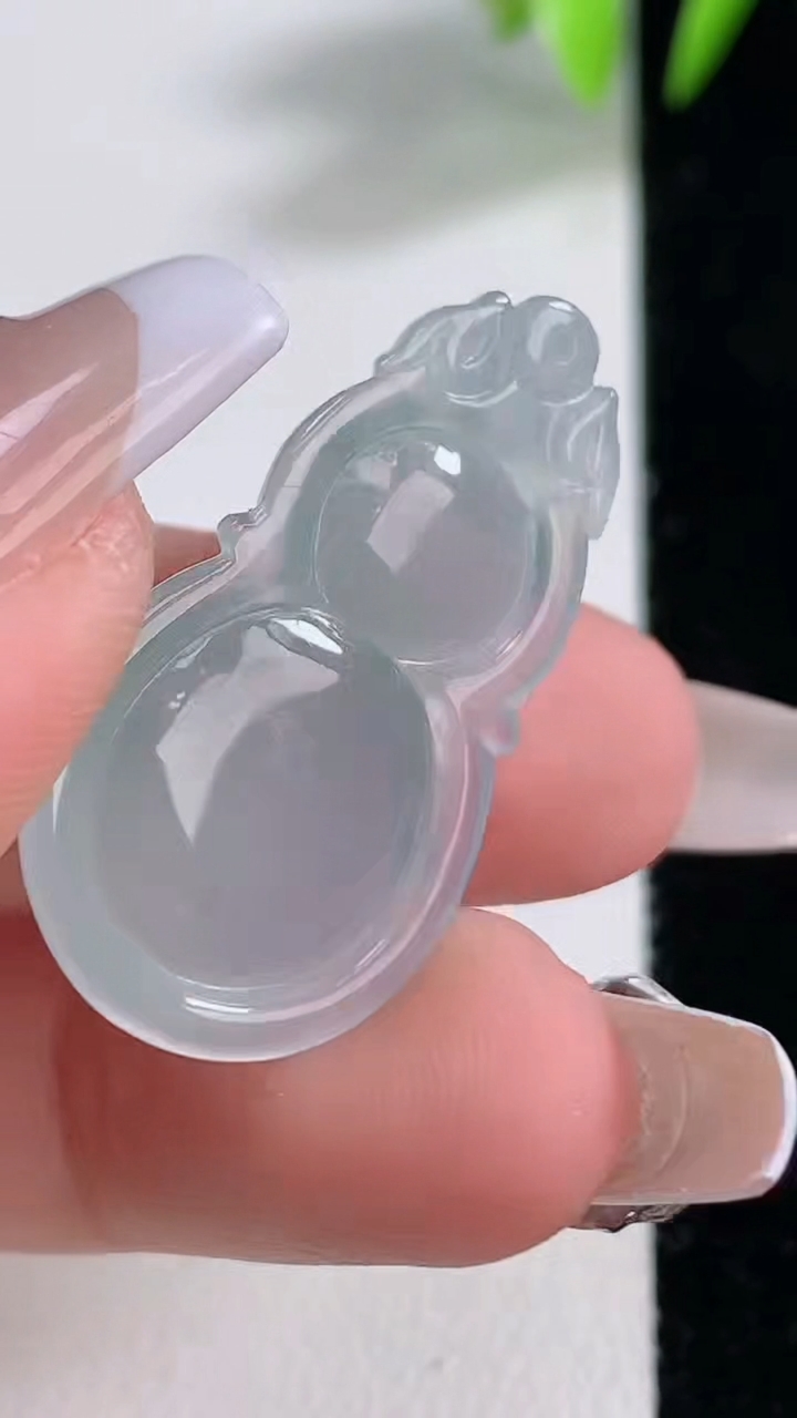 天然A货翡翠冰种飘花葫芦吊坠，尺寸31.8-18-6.5，重量:5.79g
12月10日