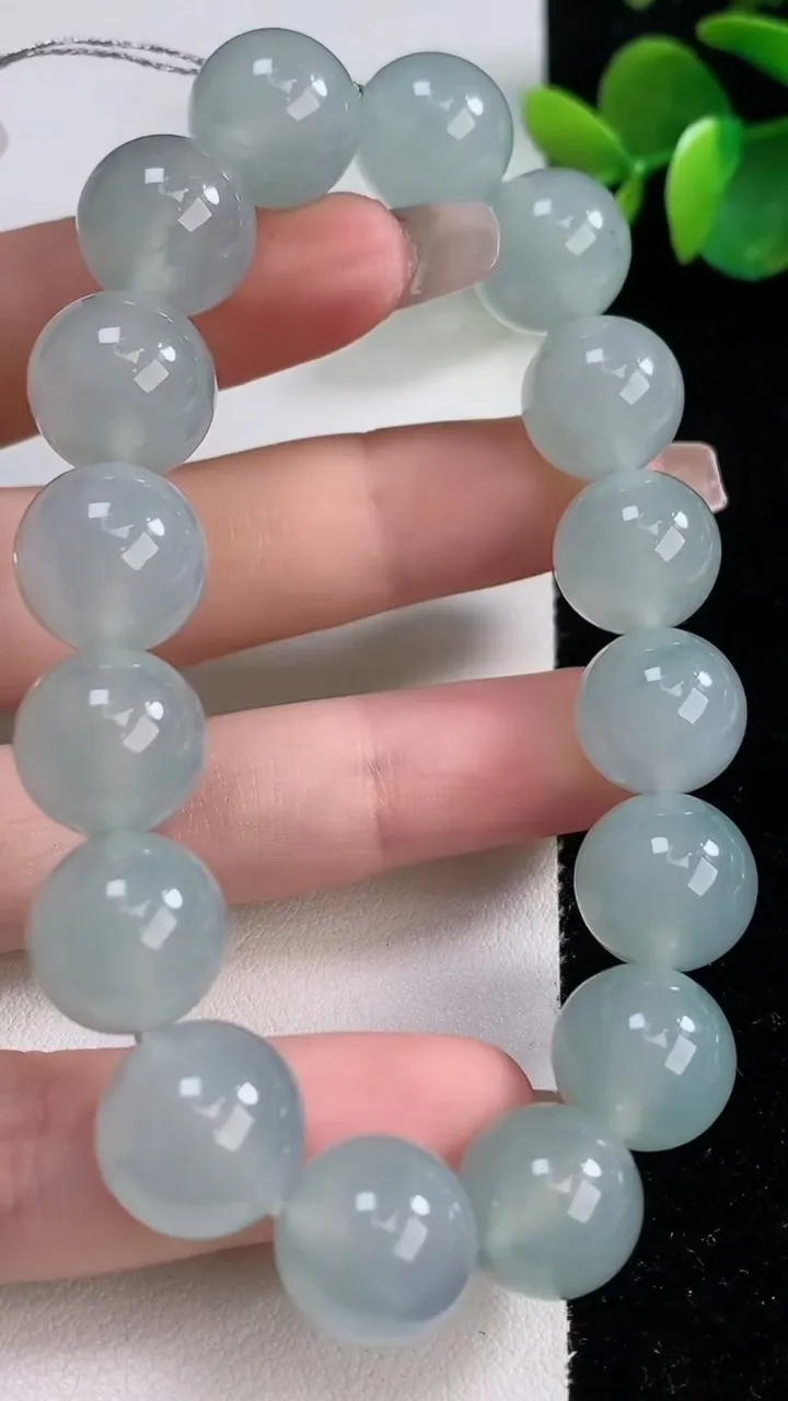 天然A货翡翠种白冰圆珠手串，尺寸12.8-16颗，重量:56.47g12月10日
工厂直销收藏佳品,种好水足，色泽均匀，有种有色，上手高大气！