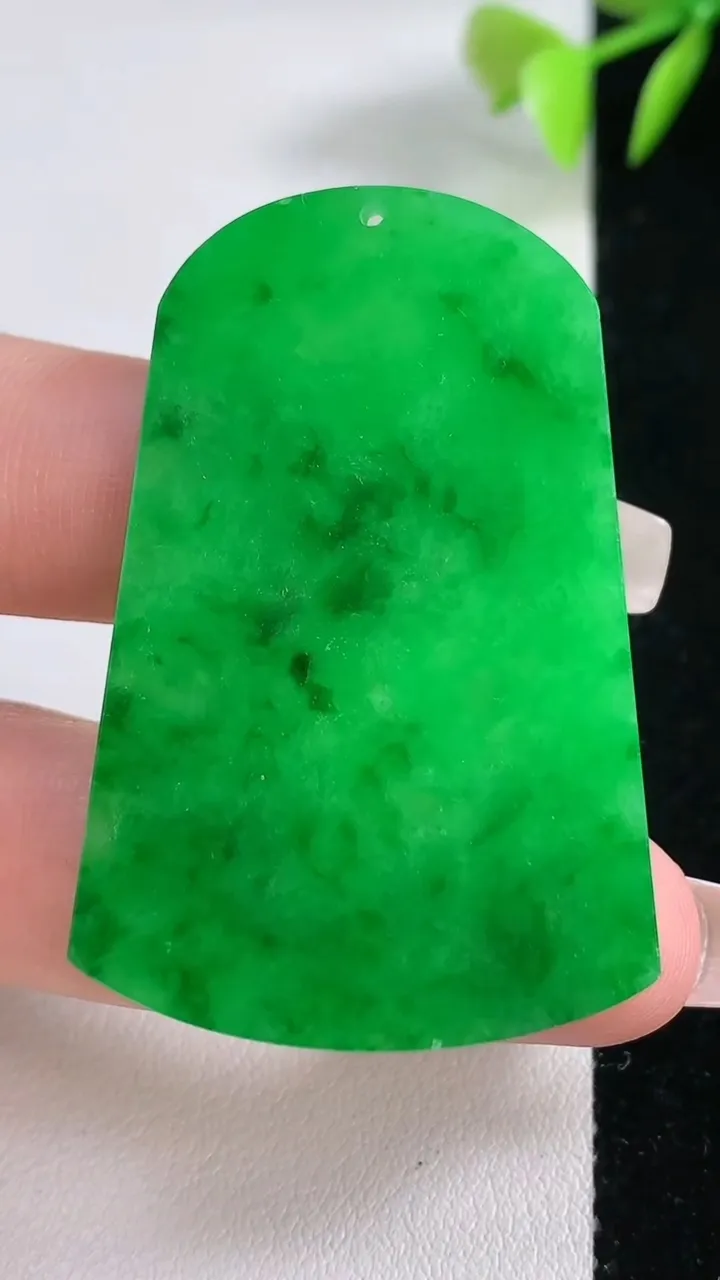 天然A货翡翠无事牌吊坠，尺寸46.3-31.5-2.8，重量:12.21g
12月10日