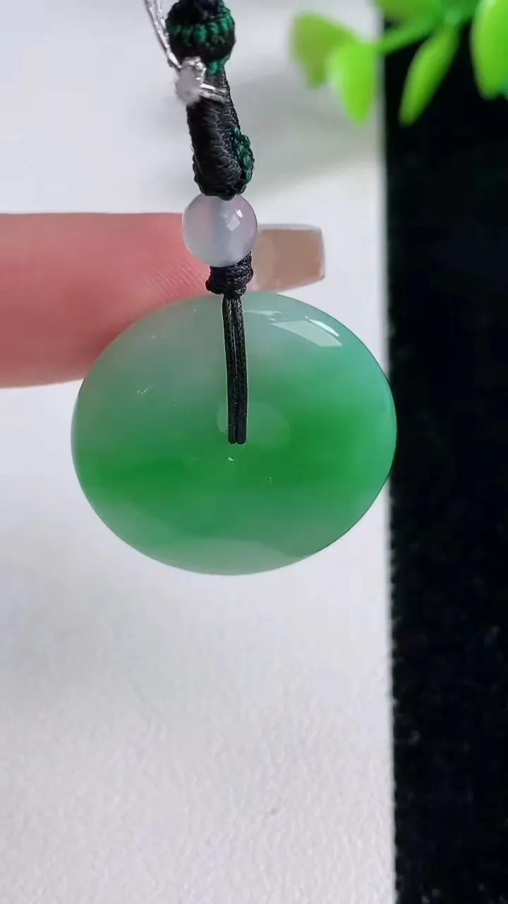 天然A货翡翠平安扣吊坠，尺寸24-5.4，重量:8.68g
12月10日