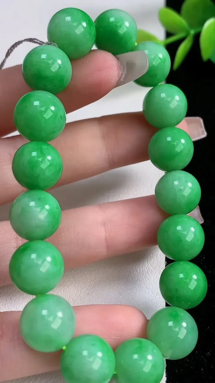 天然A货翡翠圆珠手串，尺寸11.2-17颗，重量:43.27g12月10日
工厂直销收藏佳品,种好水足，色泽均匀，有种有色，上手高大气！