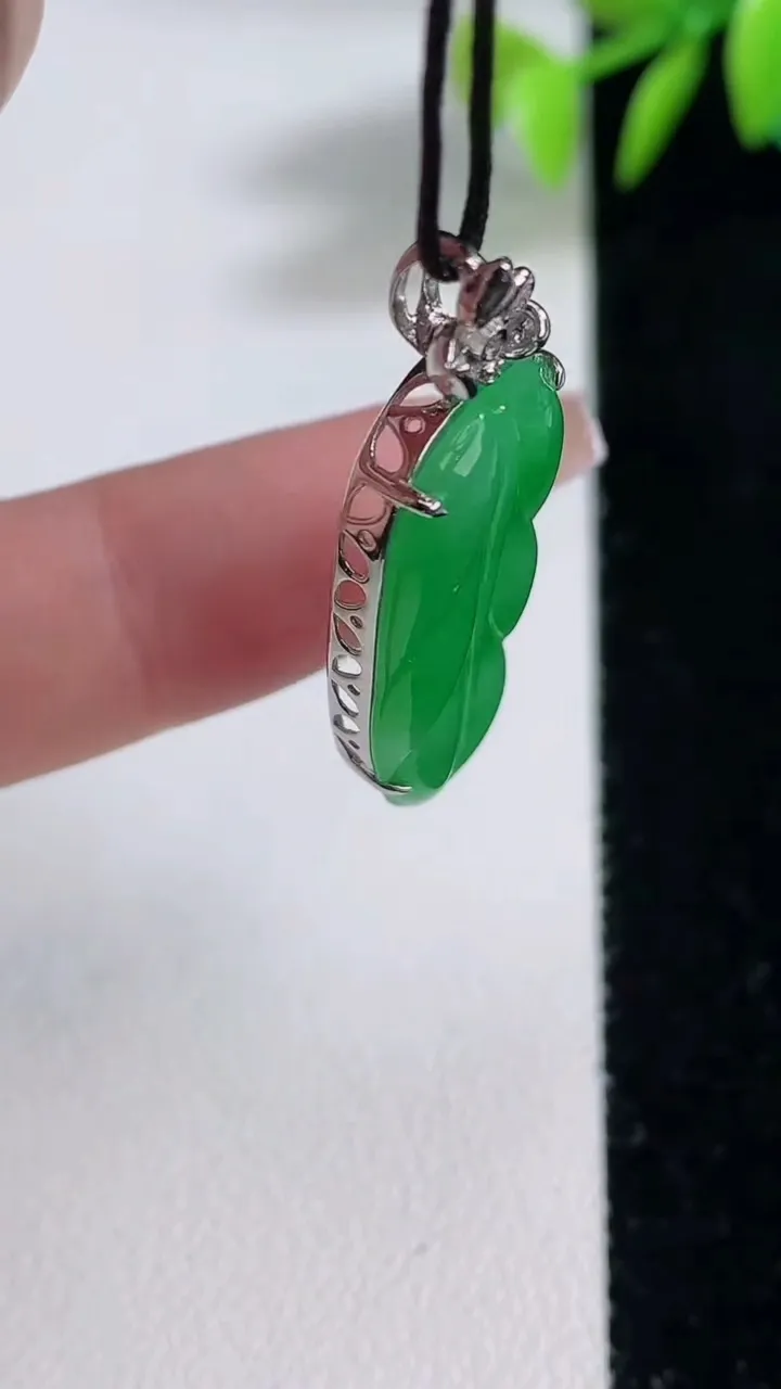 天然A货翡翠金枝玉叶  叶子吊坠，尺寸27.5-12-5，重量:4.03g
12月10日