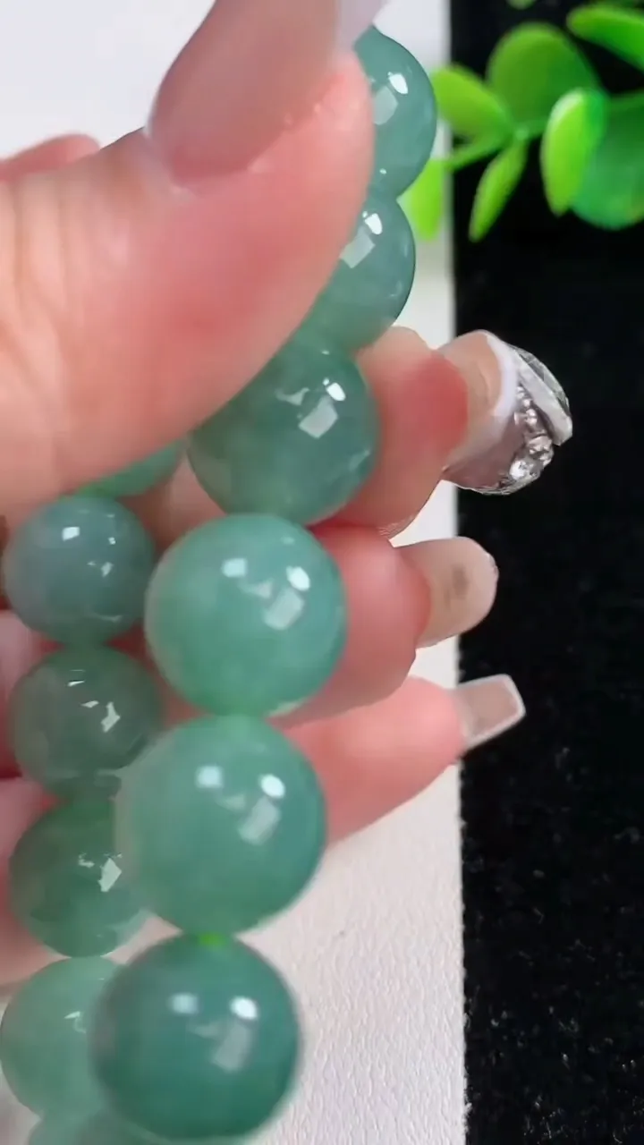 天然A货翡翠圆珠手串，尺寸12.3-16颗，重量:52.89g12月10日
工厂直销收藏佳品,种好水足，色泽均匀，有种有色，上手高大气！