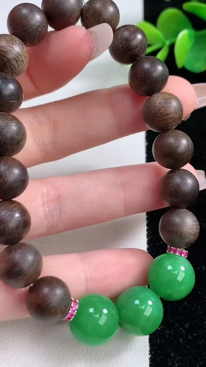 天然A货翡翠圆珠手串，尺寸12，重量:20.98g12月10日
工厂直销收藏佳品,种好水足，色泽均匀，有种有色，上手高大气！