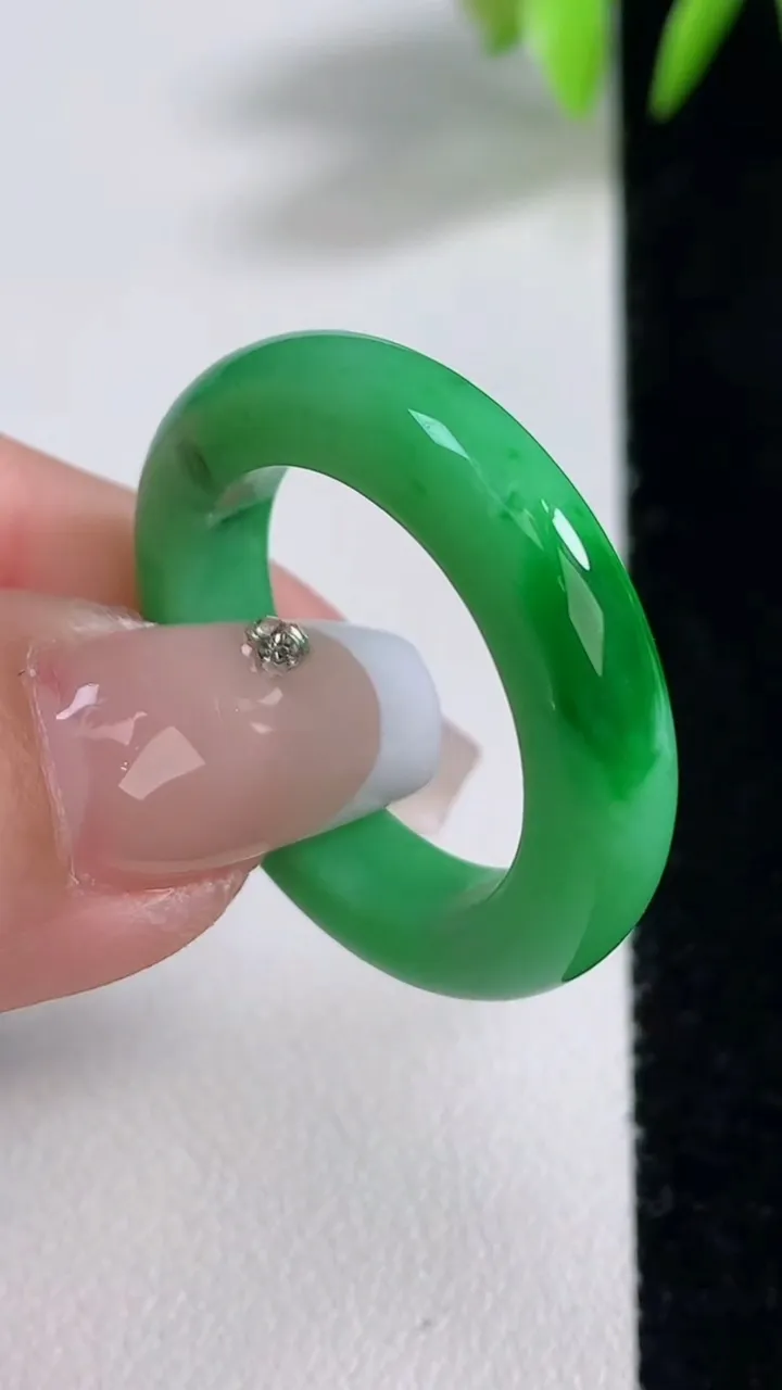 天然A货翡翠指环戒指，尺寸20.8-5.2-4.3，重量:6.35g2025年12月10日
工厂直销收藏佳品,种好水足，色泽均匀，有种有色，上手高大气！