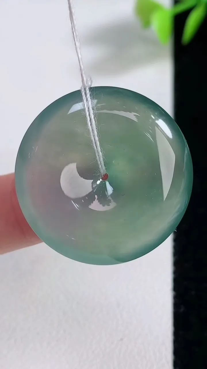 天然A货翡翠平安扣吊坠，尺寸27.8-6，重量:9.35g
12月10日