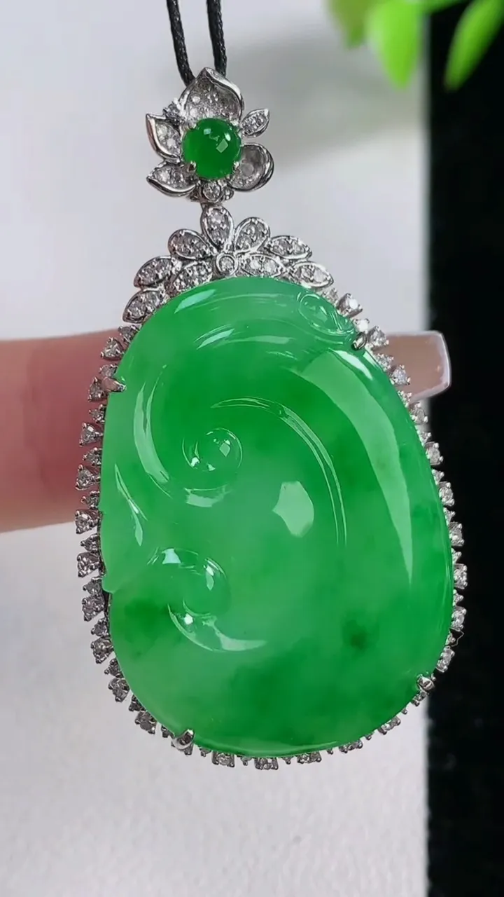 天然A货翡翠如意吊坠，尺寸45.6-25.7-6，裸石31.2-22.6重量:8.71g
12月10