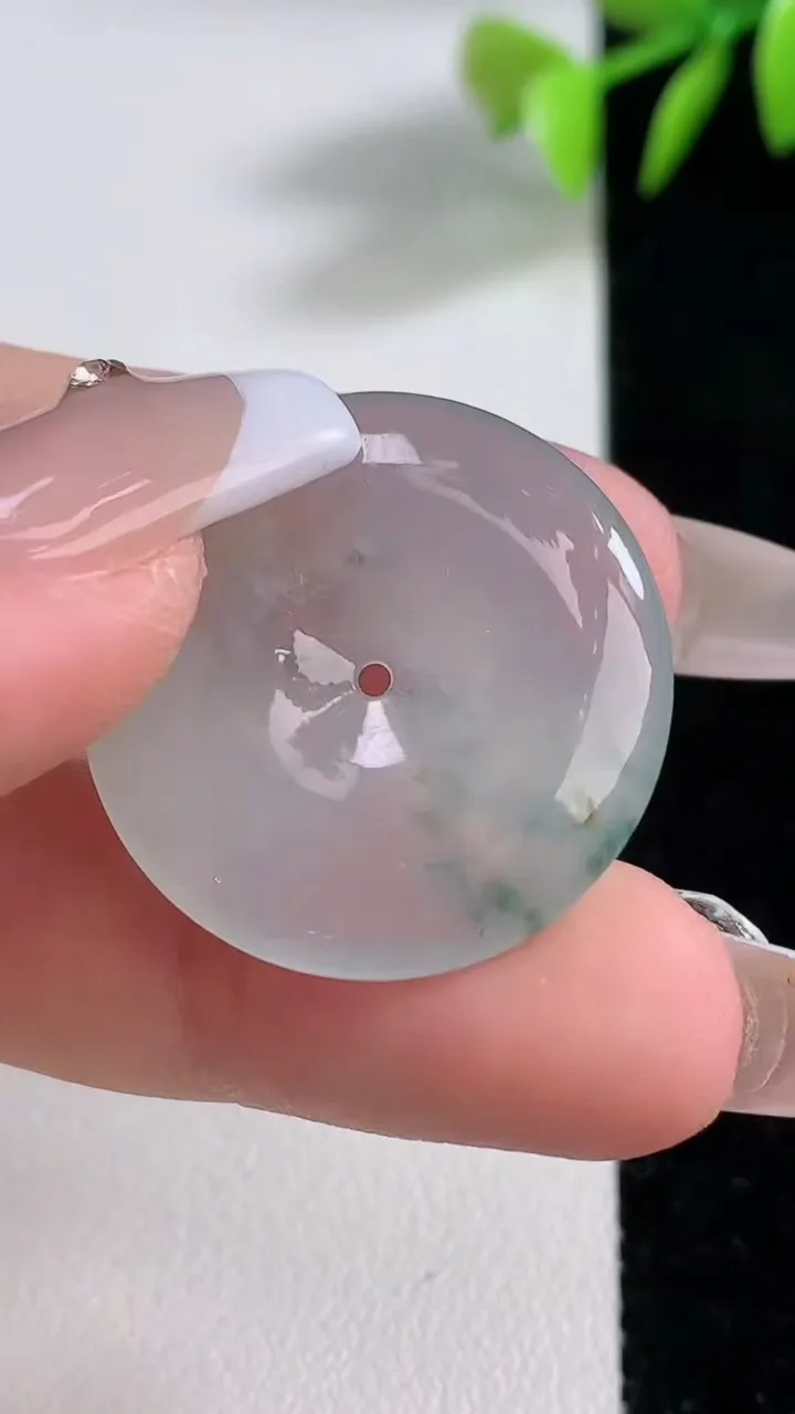 天然A货翡翠冰种飘花平安扣吊坠，尺寸25-4.7，重量:7.04g
12月10日