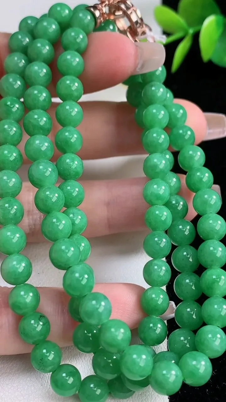 天然A货翡翠圆珠项链，尺寸6.7-94颗，重量:45.92g12月10日
工厂直销收藏佳品,种好水足，色泽均匀，有种有色，上手高大气！