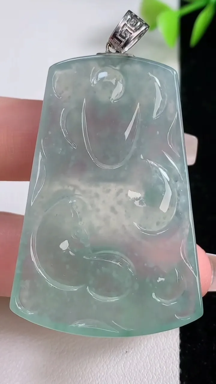 天然A货翡翠龙牌吊坠，尺寸50.4-34-5.6，重量:22.30g
12月10日