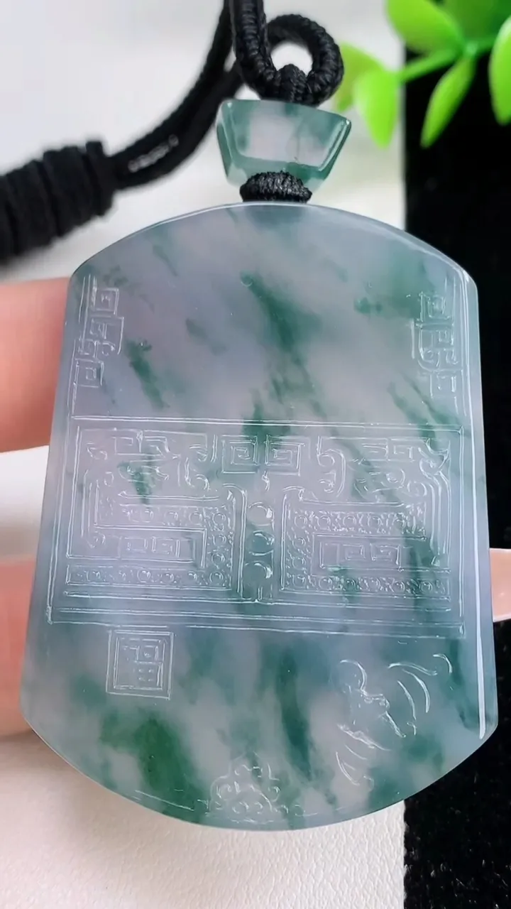 天然A货翡翠种飘花仿古无事牌吊坠，尺寸54.8-40.5-5.6，重量:40.91g
12月10日